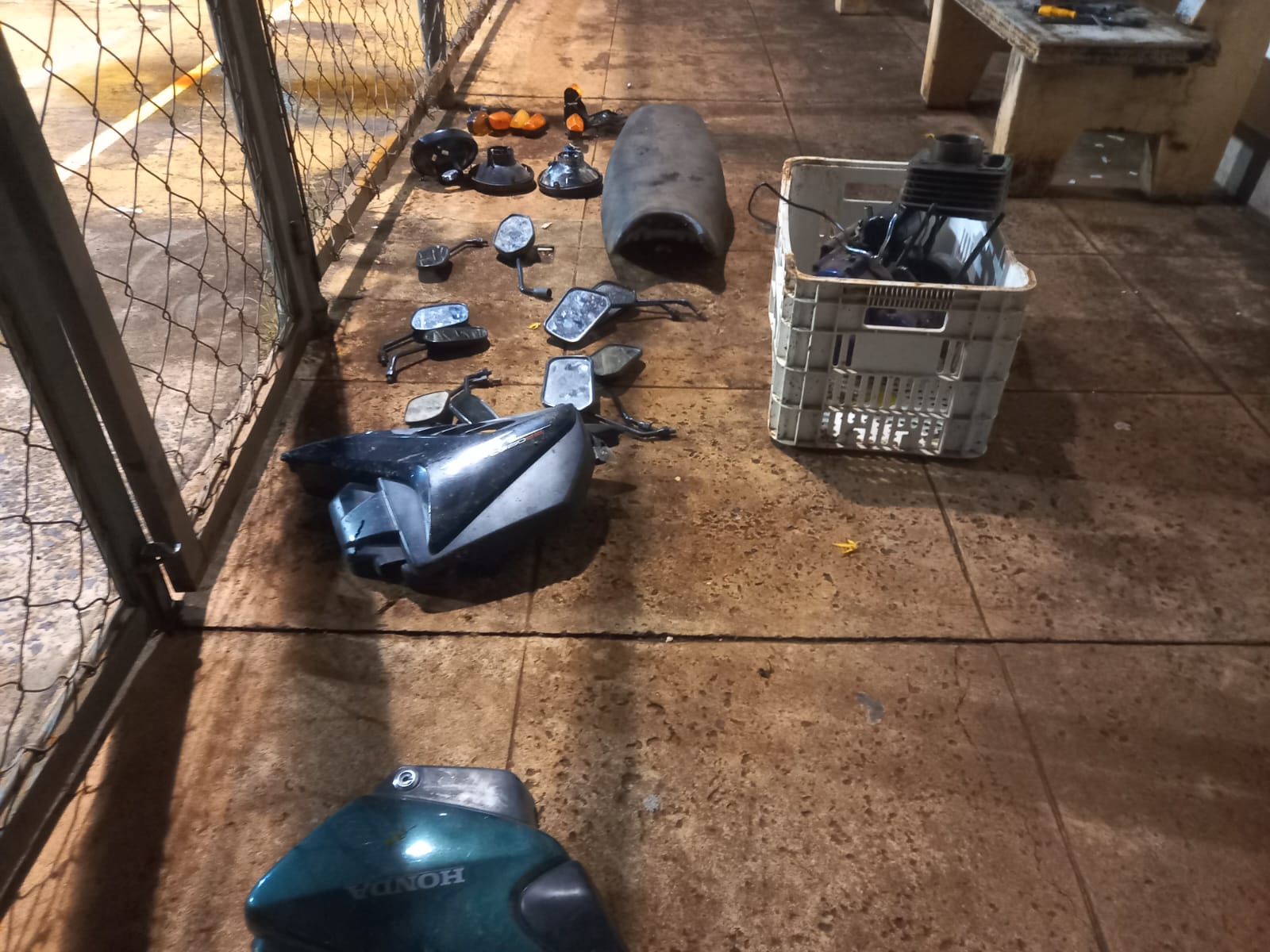 Peças apreendidas/ Carenagens e parte de chassi de uma motocicleta
